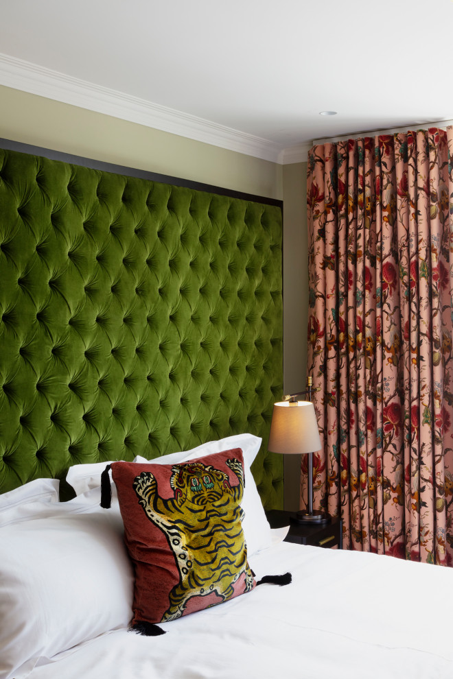Стильный дизайн: гостевая спальня среднего размера, (комната для гостей) в стиле фьюжн с зелеными стенами, ковровым покрытием и серым полом - последний тренд