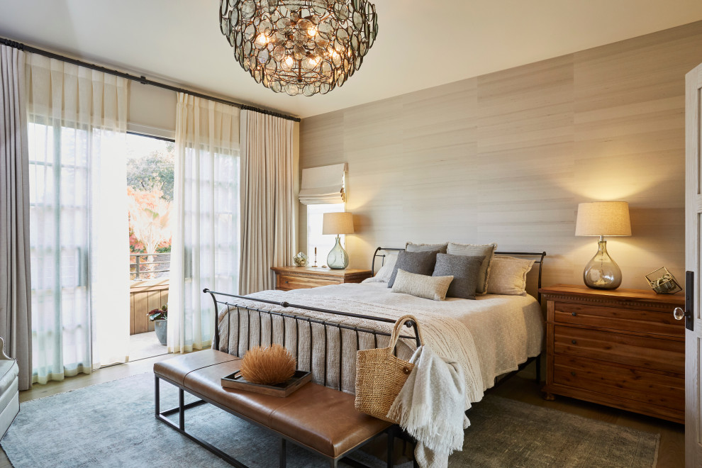 Esempio di una camera da letto chic con pareti grigie, pavimento in legno massello medio e pavimento marrone
