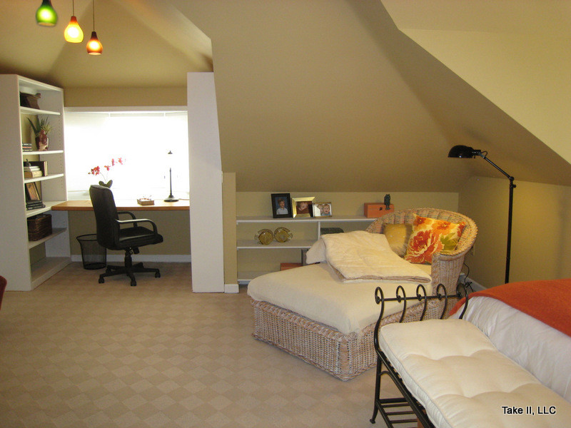 Пример оригинального дизайна: спальня среднего размера на антресоли в классическом стиле с серыми стенами и ковровым покрытием