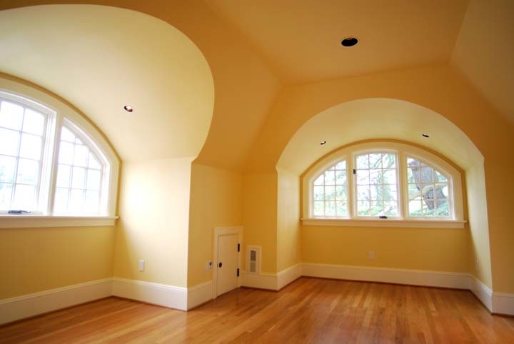 Foto di una grande camera degli ospiti chic con pareti gialle e pavimento in legno massello medio