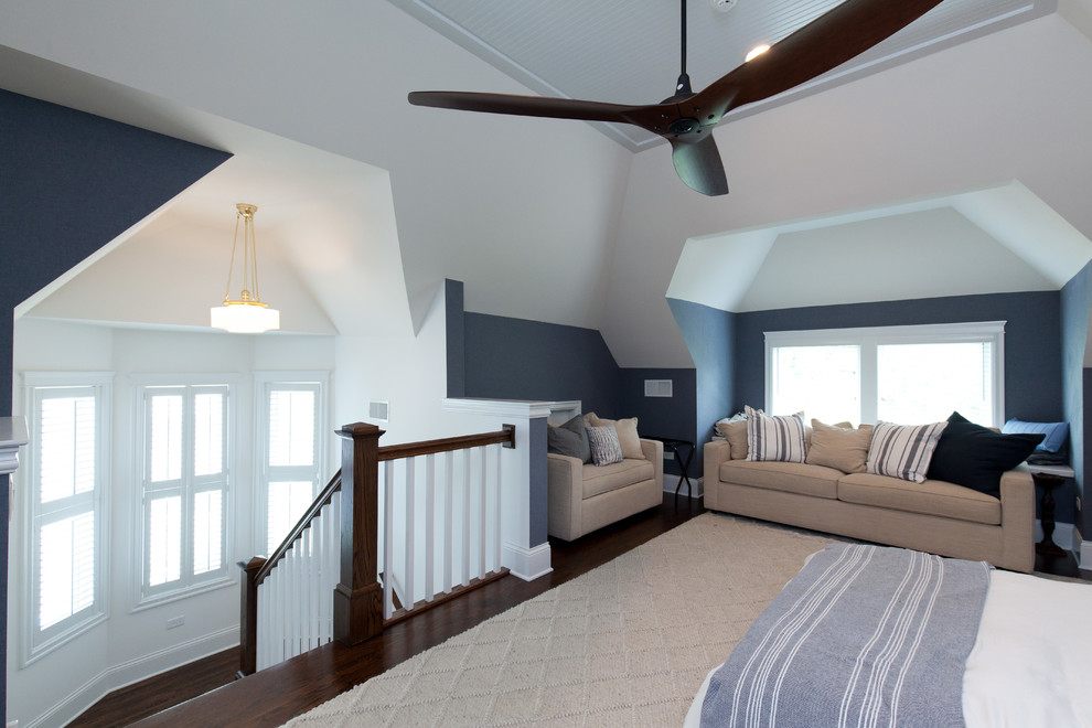 Modelo de dormitorio tipo loft campestre de tamaño medio con paredes multicolor, suelo de madera oscura y suelo marrón
