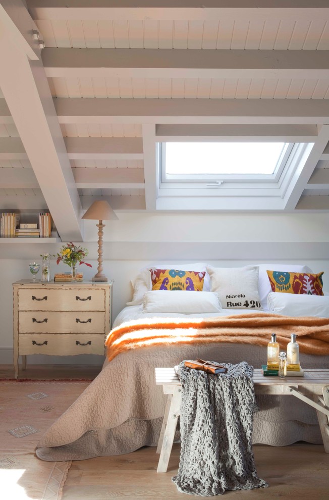 Стильный дизайн: хозяйская спальня среднего размера в классическом стиле с белыми стенами и светлым паркетным полом - последний тренд
