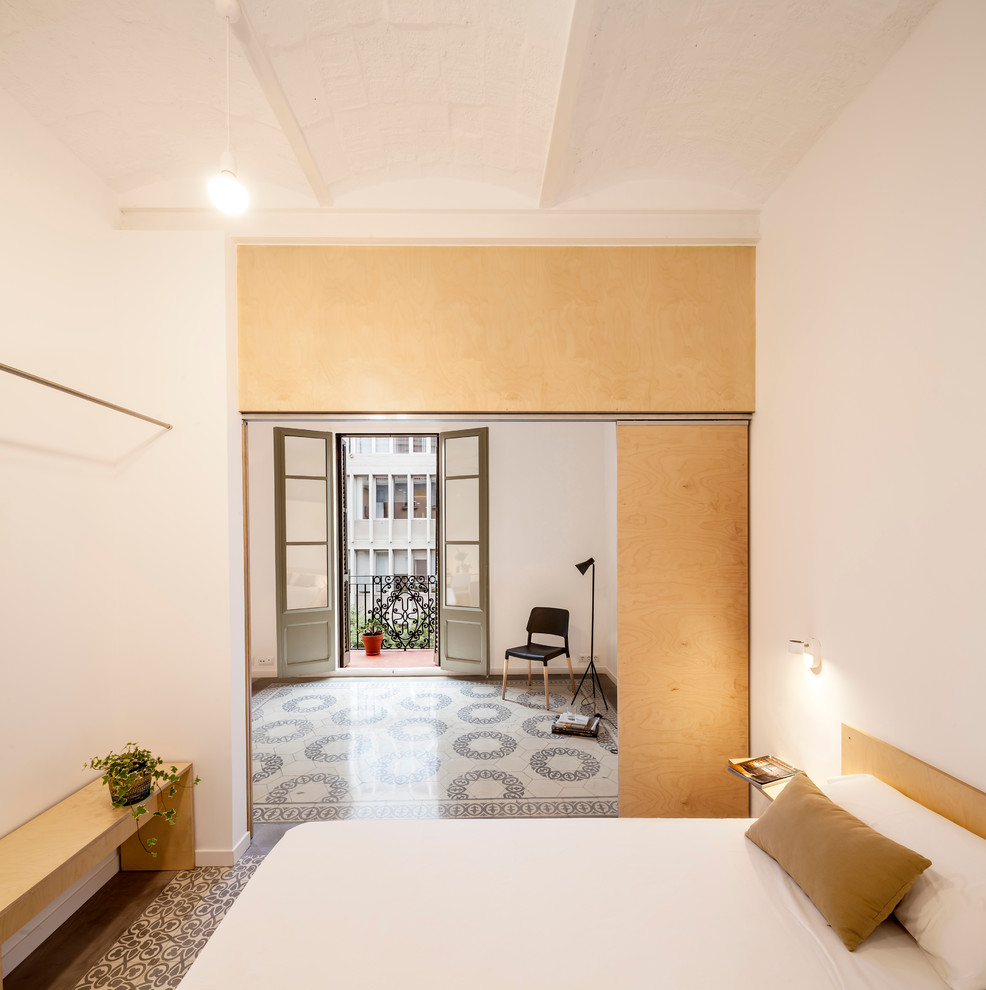 Mittelgroßes Nordisches Hauptschlafzimmer mit weißer Wandfarbe in Barcelona