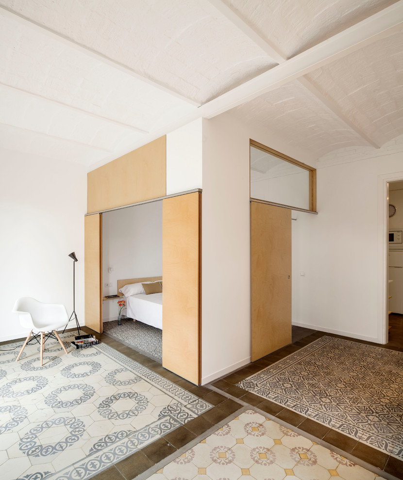 Идея дизайна: хозяйская спальня среднего размера в скандинавском стиле с белыми стенами