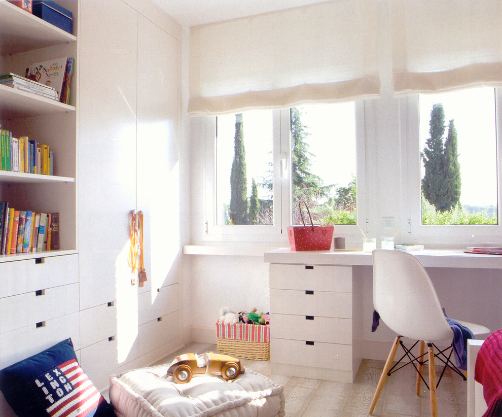 Foto de habitación de invitados clásica renovada de tamaño medio con paredes blancas y suelo de madera clara