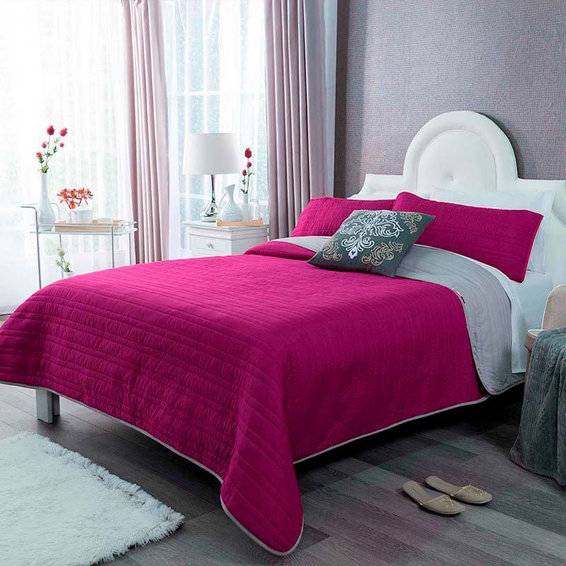 Aménagement d'une petite chambre parentale grise et rose contemporaine avec un mur blanc et un sol blanc.