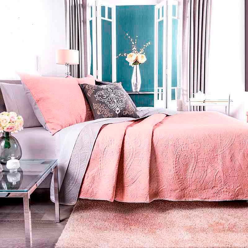 Réalisation d'une petite chambre parentale grise et rose minimaliste avec un mur blanc et un sol gris.