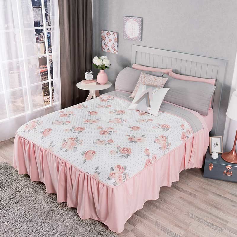 Idée de décoration pour une petite chambre parentale grise et rose avec un mur gris et un sol beige.