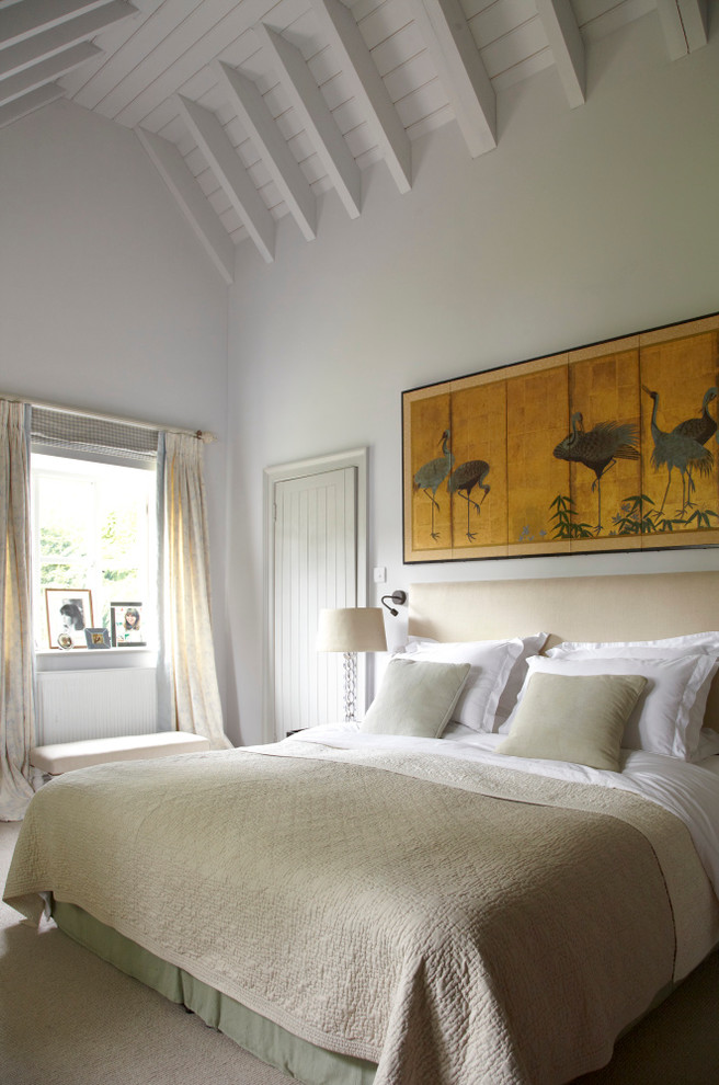 Hauptschlafzimmer mit weißer Wandfarbe und Teppichboden in Wiltshire