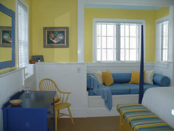 Mittelgroßes Klassisches Gästezimmer mit gelber Wandfarbe und Teppichboden in Boston