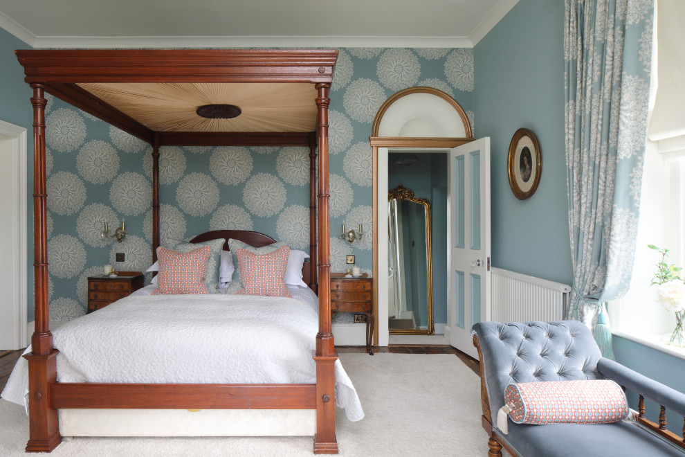 Foto på ett vintage sovrum, med blå väggar, mörkt trägolv och brunt golv