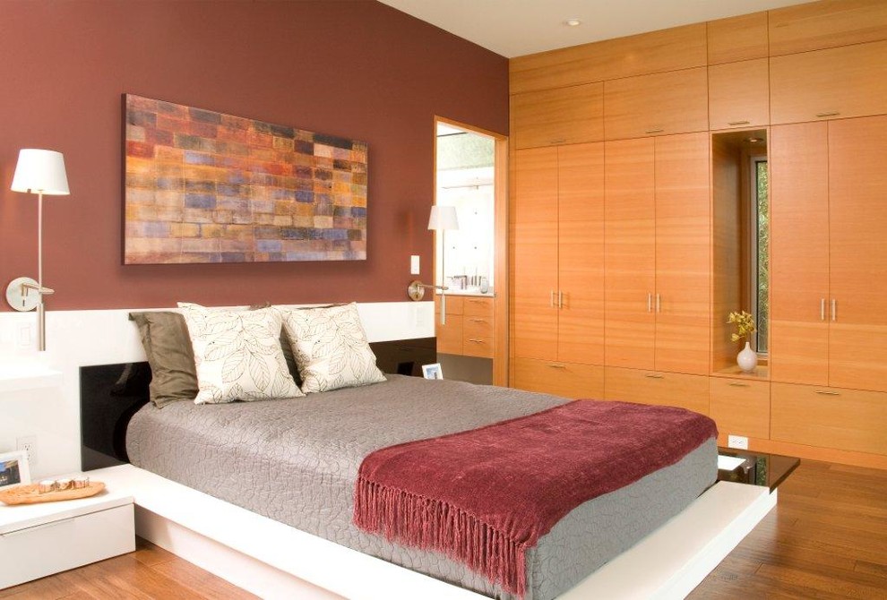 Источник вдохновения для домашнего уюта: спальня среднего размера в современном стиле с паркетным полом среднего тона и коричневым полом