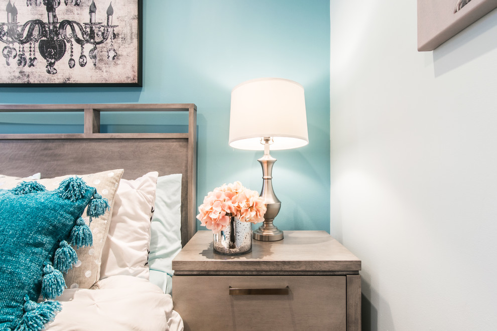 Ejemplo de dormitorio costero pequeño con paredes azules, suelo de madera en tonos medios y suelo marrón