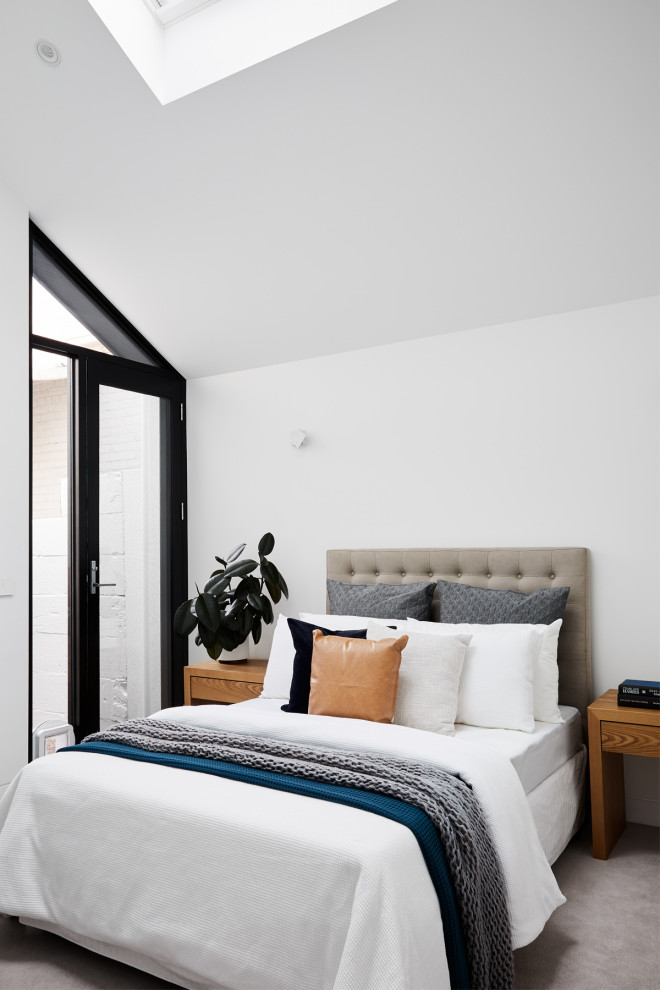 На фото: маленькая хозяйская спальня в современном стиле с белыми стенами, светлым паркетным полом и коричневым полом для на участке и в саду