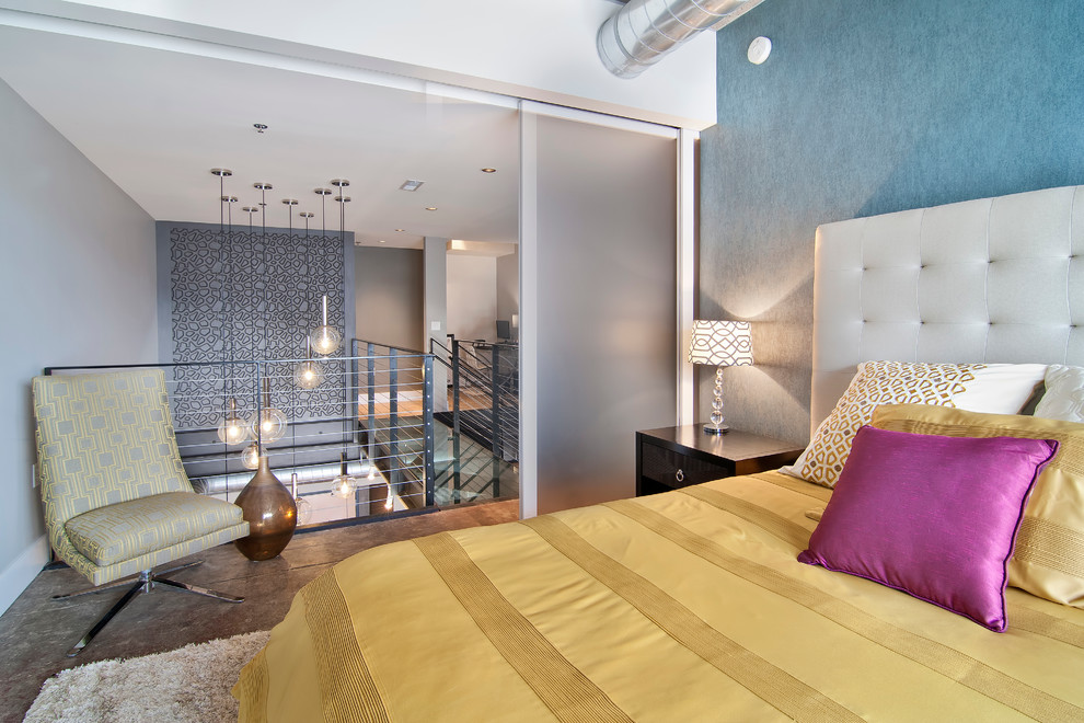 Diseño de dormitorio tipo loft urbano sin chimenea con paredes azules