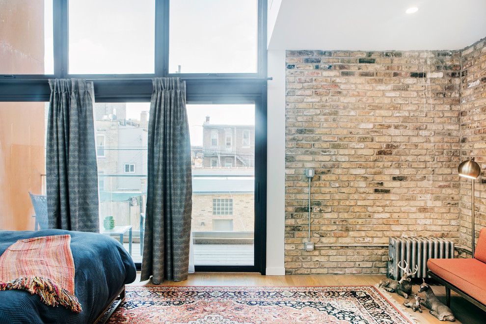 Mittelgroßes Modernes Hauptschlafzimmer ohne Kamin mit brauner Wandfarbe, braunem Holzboden, braunem Boden, gewölbter Decke und Ziegelwänden in Chicago