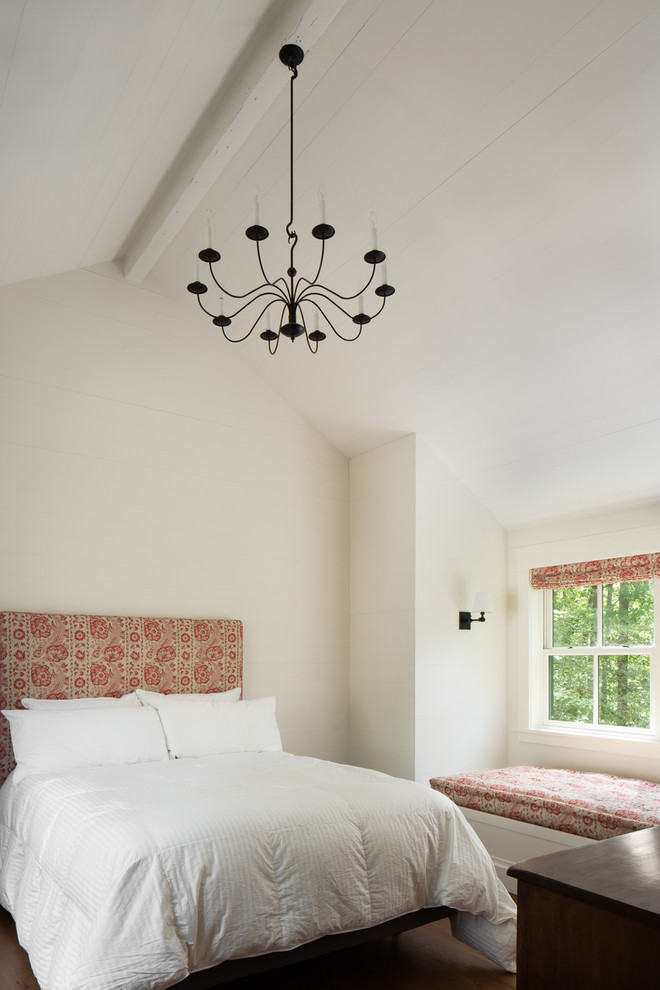 На фото: маленькая гостевая спальня (комната для гостей) в стиле кантри с белыми стенами, паркетным полом среднего тона и коричневым полом без камина для на участке и в саду