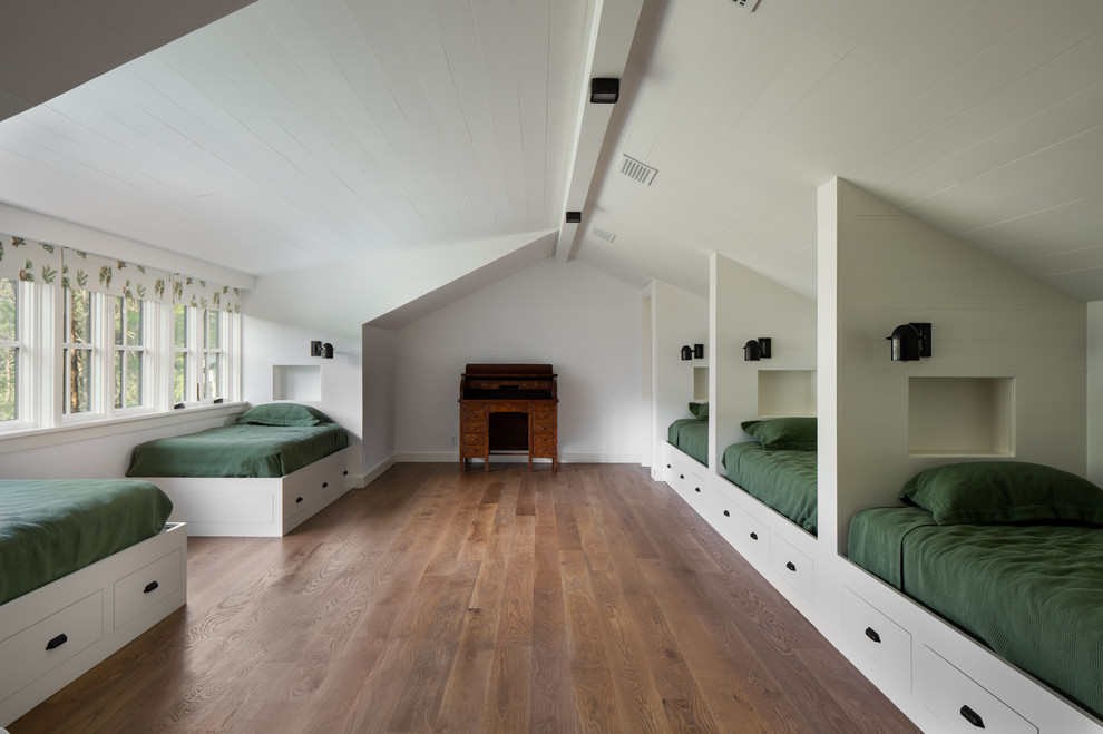 Foto de habitación de invitados de estilo de casa de campo extra grande sin chimenea con paredes blancas, suelo de madera en tonos medios y suelo marrón