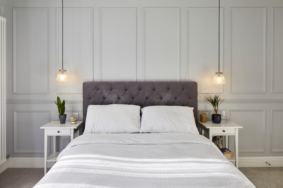 Imagen de dormitorio principal clásico de tamaño medio sin chimenea con paredes grises, moqueta y suelo gris