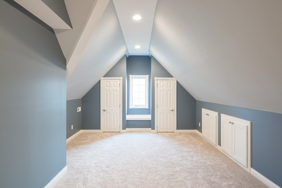 インディアナポリスにある広いトランジショナルスタイルのおしゃれなロフト寝室 (青い壁、カーペット敷き、暖炉なし)