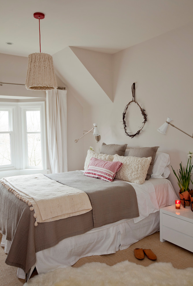 Modelo de dormitorio romántico con moqueta