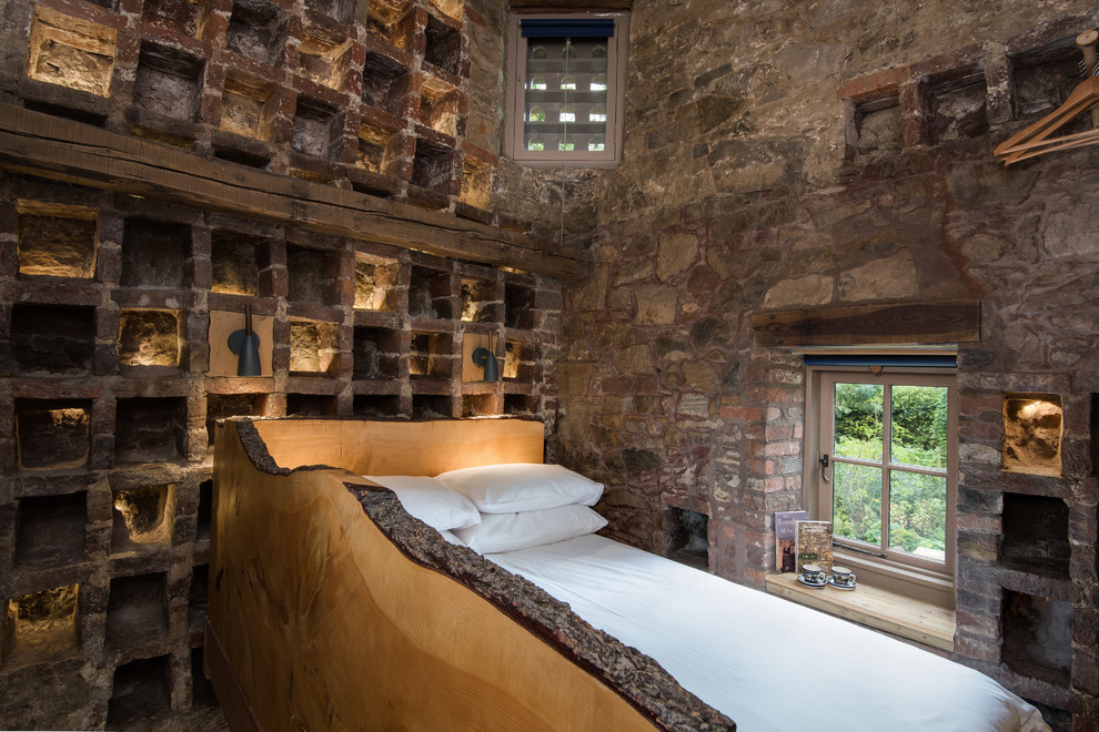 Kleines Rustikales Schlafzimmer im Loft-Style mit bunten Wänden und hellem Holzboden in Sonstige