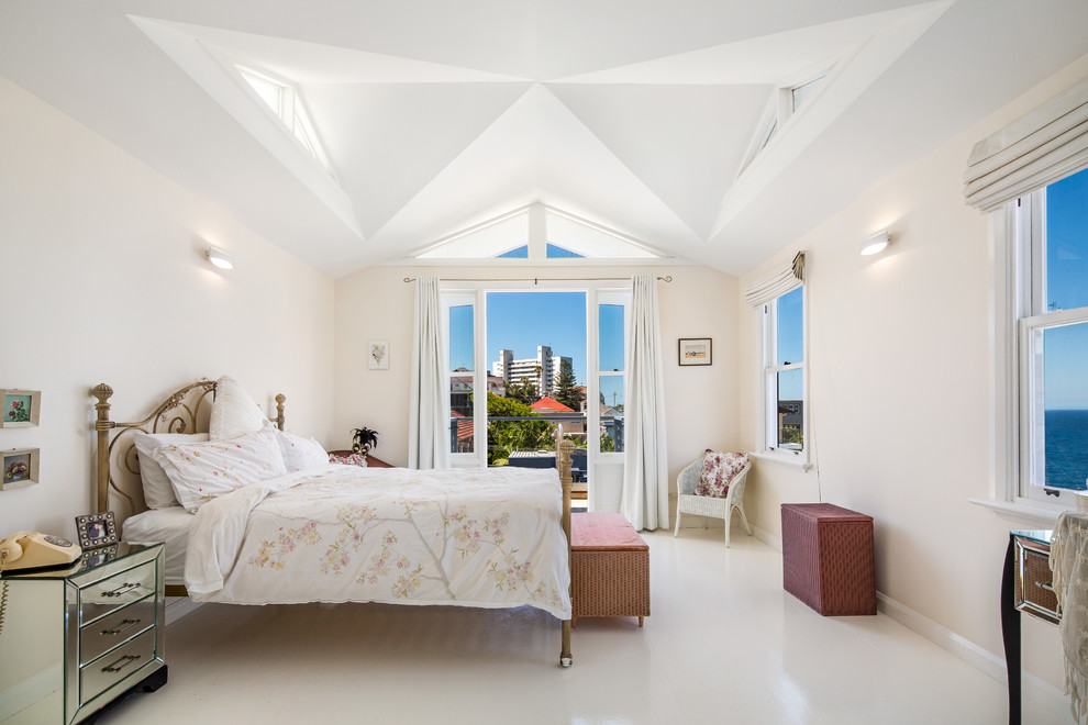 シドニーにある中くらいなトランジショナルスタイルのおしゃれな主寝室 (白い壁、クッションフロア、暖炉なし) のインテリア