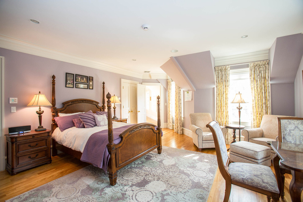 Imagen de dormitorio tradicional con paredes beige y suelo de madera clara