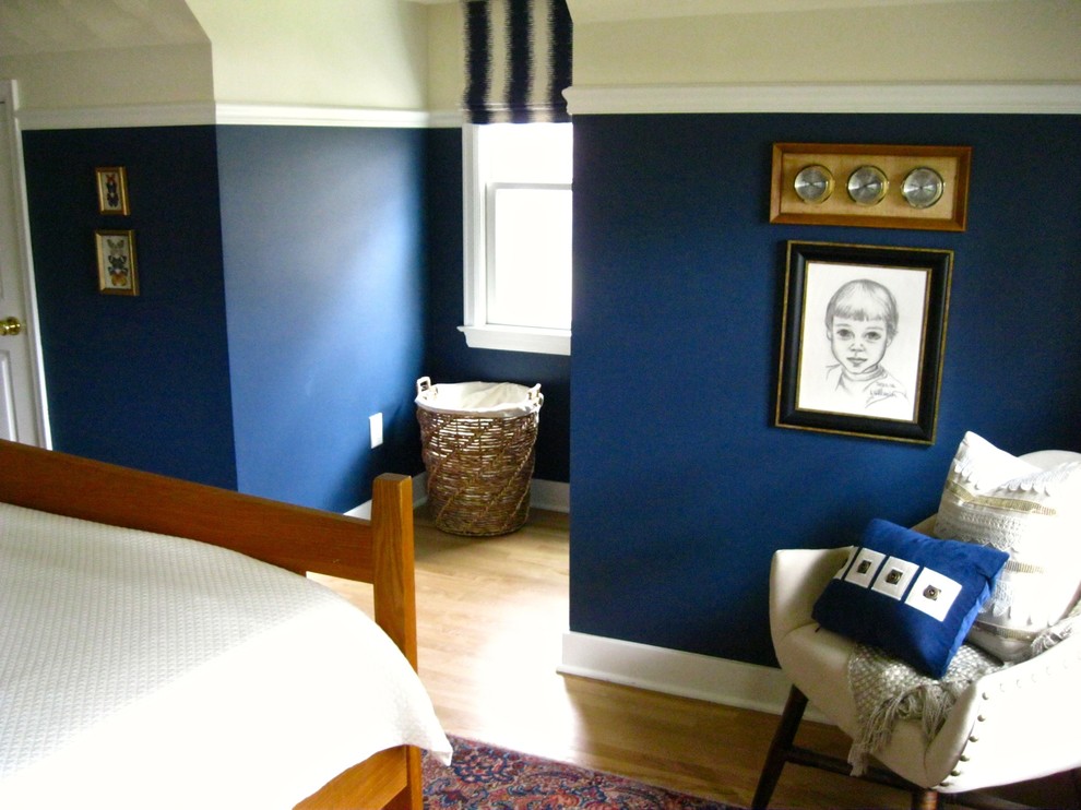 Inspiration pour une petite chambre parentale bohème avec un mur bleu et parquet clair.