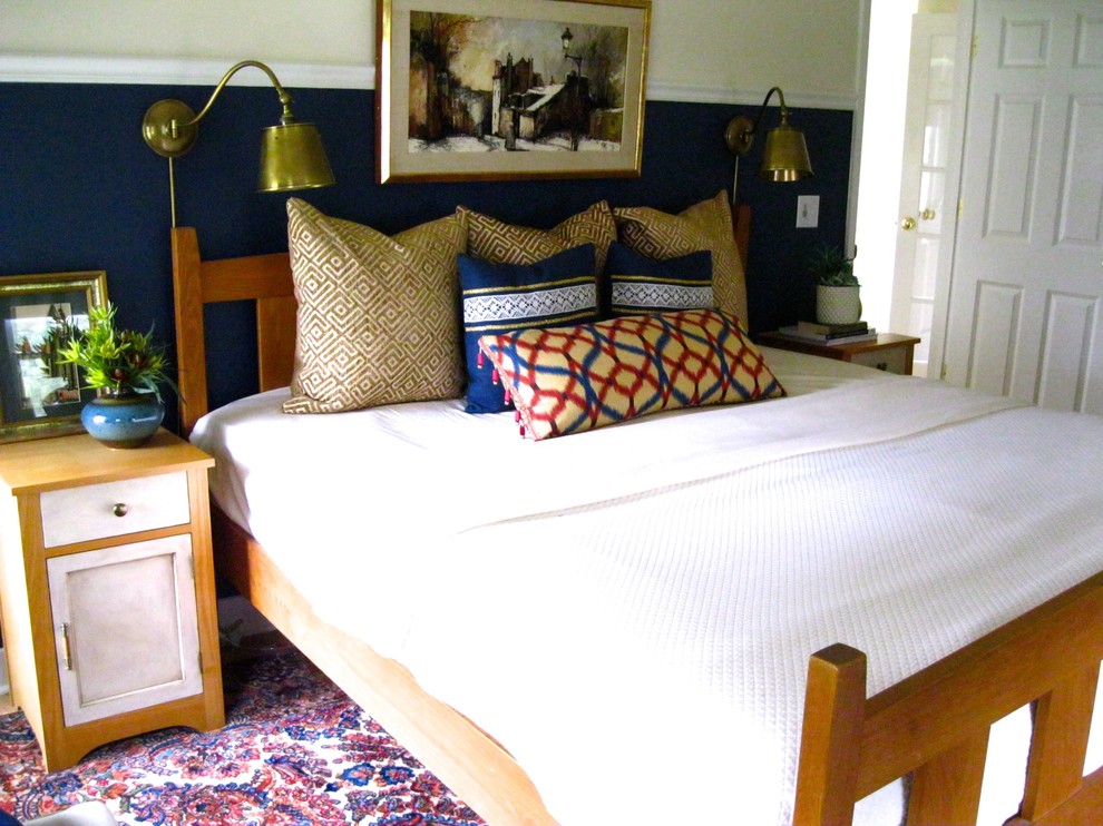 小さなエクレクティックスタイルのおしゃれな主寝室 (青い壁、淡色無垢フローリング) のインテリア