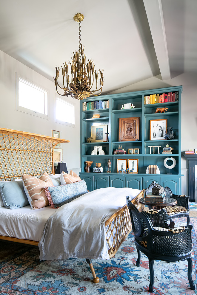 Стильный дизайн: хозяйская спальня в морском стиле с белыми стенами - последний тренд