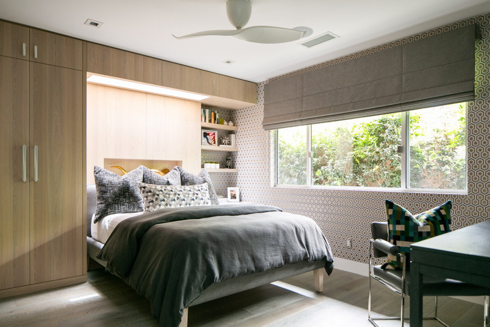Ispirazione per una camera da letto minimal con pareti multicolore, pavimento in legno massello medio e pavimento grigio