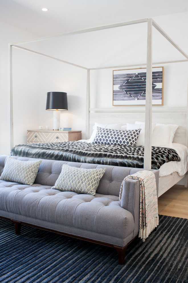 Modernes Schlafzimmer mit weißer Wandfarbe, hellem Holzboden und beigem Boden in Orange County