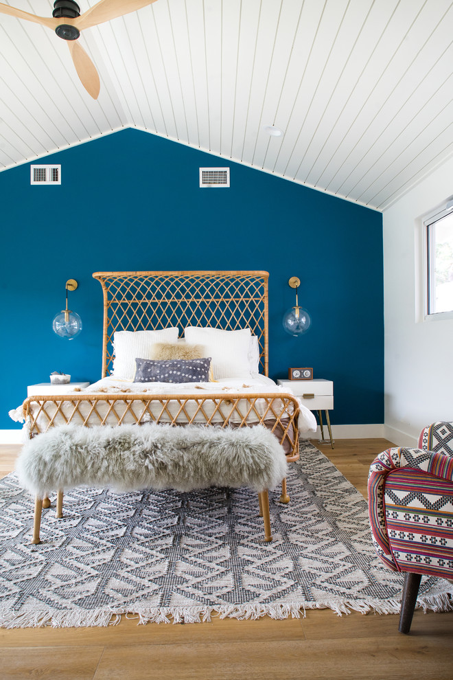 オレンジカウンティにある中くらいなミッドセンチュリースタイルのおしゃれな主寝室 (青い壁、淡色無垢フローリング) のインテリア