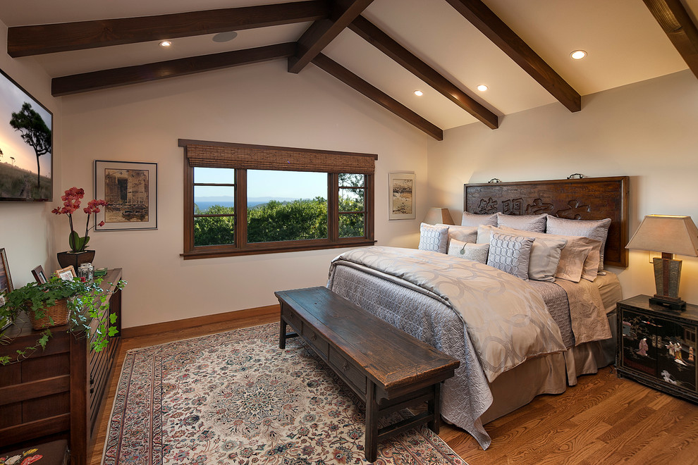 Asiatisches Schlafzimmer mit beiger Wandfarbe und braunem Holzboden in Santa Barbara
