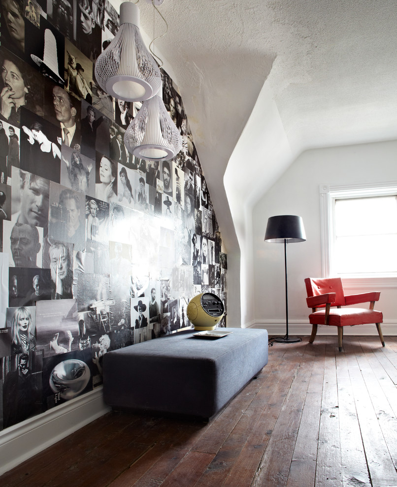 Immagine di una camera da letto contemporanea con pareti bianche