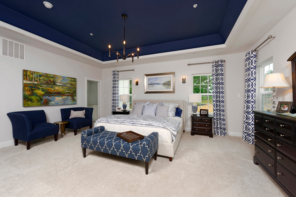 Immagine di una camera da letto country con pareti bianche, moquette e pavimento beige