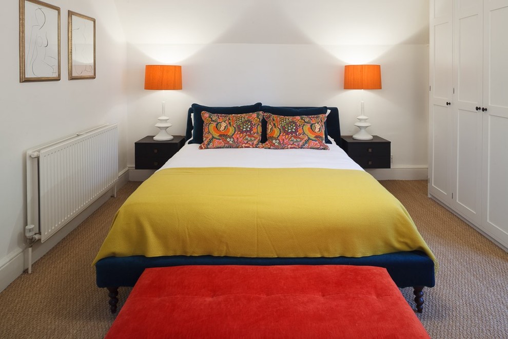 ケンブリッジシャーにある広いコンテンポラリースタイルのおしゃれな主寝室 (白い壁、カーペット敷き、コーナー設置型暖炉、金属の暖炉まわり) のレイアウト