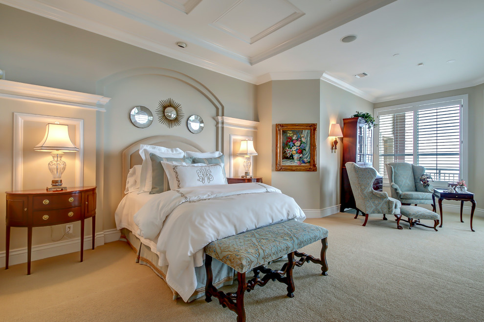 На фото: большая хозяйская спальня в морском стиле с серыми стенами и ковровым покрытием без камина