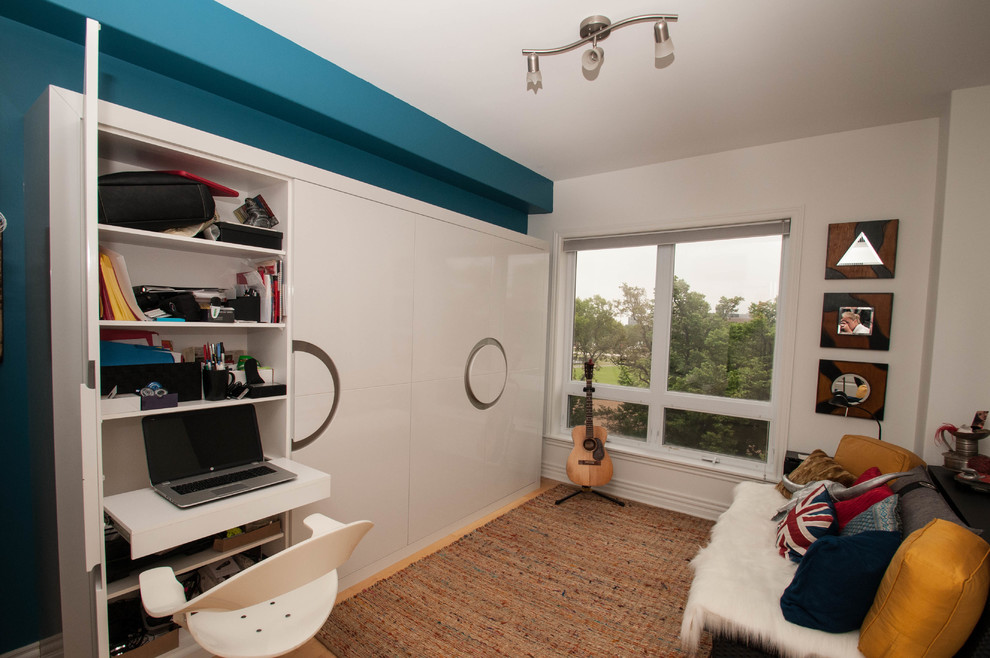 Idéer för stora funkis gästrum, med blå väggar, ljust trägolv och brunt golv