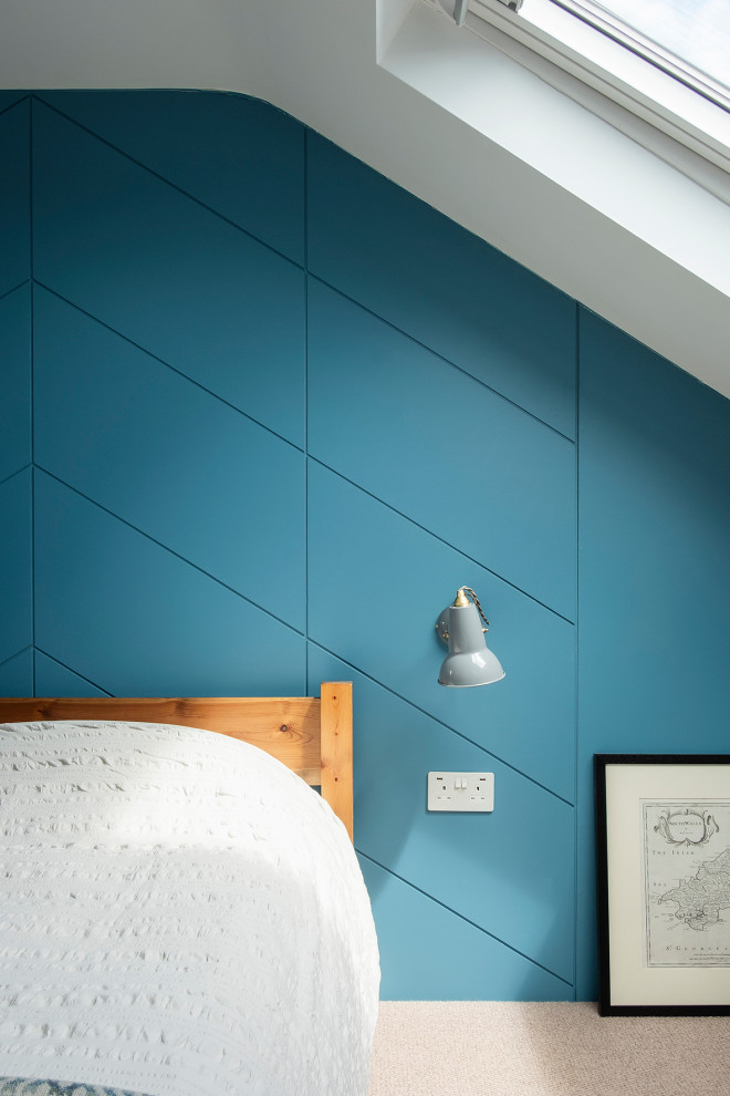 Esempio di una piccola camera degli ospiti minimalista con pareti blu, moquette, pavimento beige e pannellatura