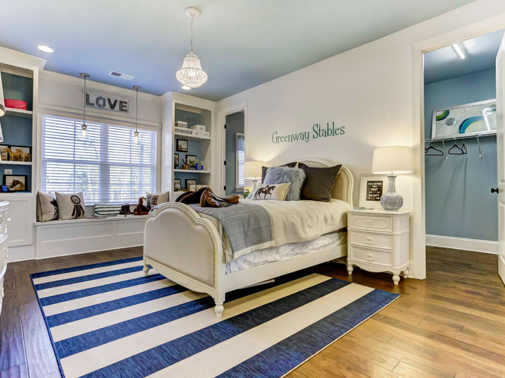 Immagine di una grande camera da letto con pareti beige, moquette e pavimento viola