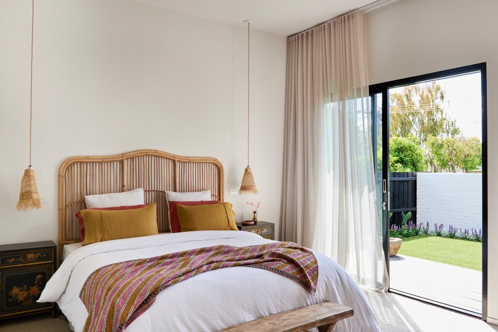Mittelgroßes Modernes Hauptschlafzimmer ohne Kamin mit weißer Wandfarbe, Teppichboden und weißem Boden in Geelong