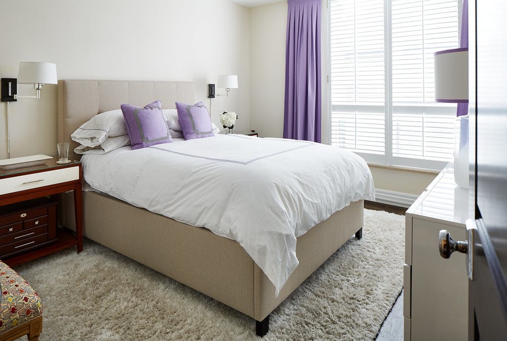 Foto de dormitorio principal clásico pequeño sin chimenea con paredes beige, suelo de madera oscura y suelo marrón
