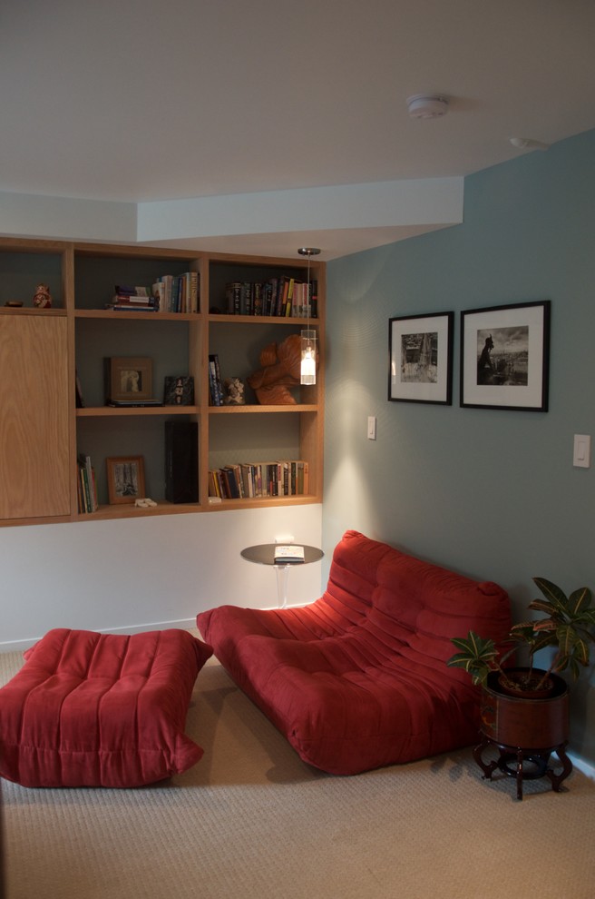 Kleines Klassisches Gästezimmer ohne Kamin mit blauer Wandfarbe, Teppichboden und beigem Boden in San Francisco