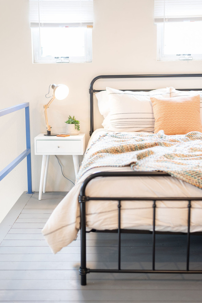 Foto de dormitorio tipo loft moderno pequeño con suelo de madera pintada y suelo azul