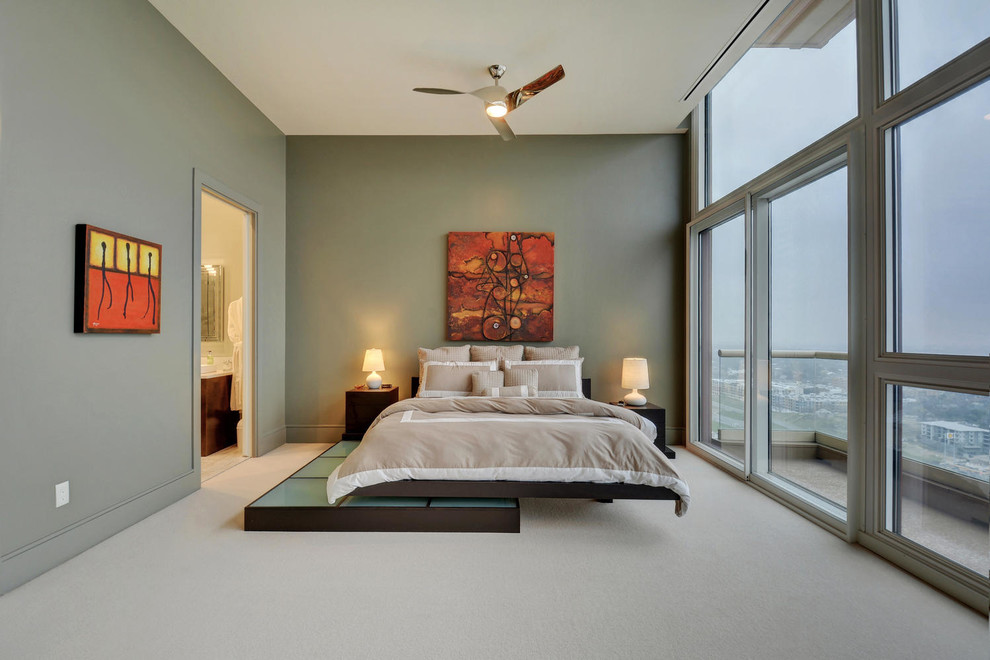 Großes Modernes Hauptschlafzimmer ohne Kamin mit grauer Wandfarbe, Teppichboden und grauem Boden in Austin