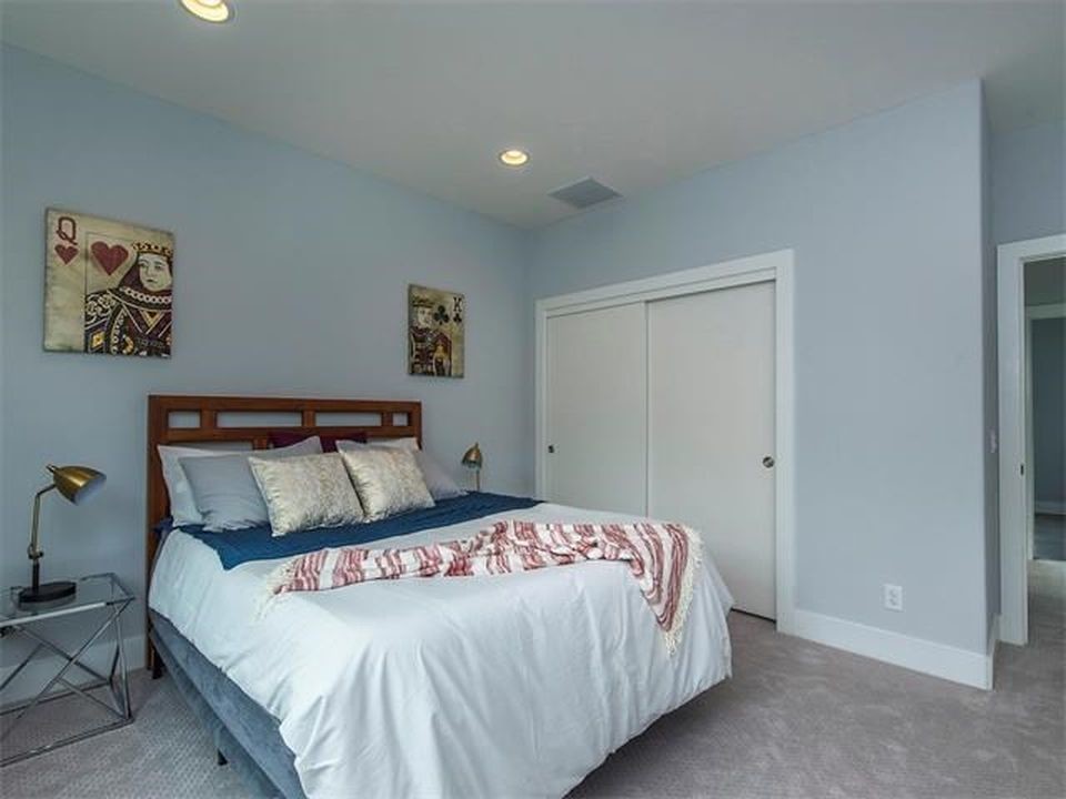 Esempio di una camera degli ospiti classica di medie dimensioni con pareti blu, moquette, pavimento grigio e nessun camino
