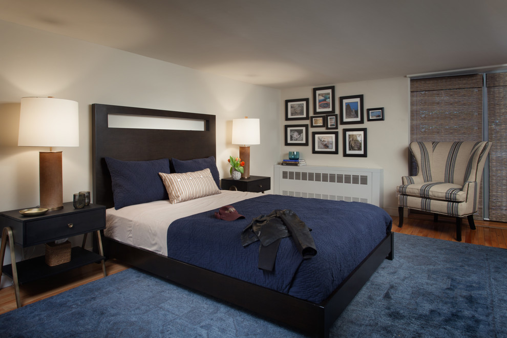 Foto de habitación de invitados rústica pequeña con paredes grises y suelo de madera en tonos medios