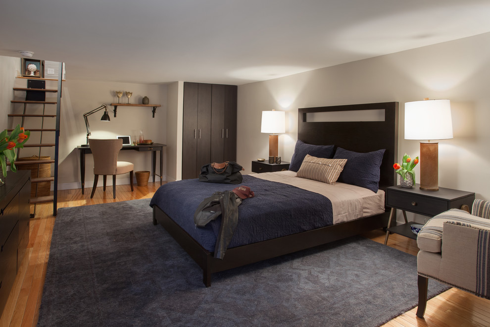 Diseño de dormitorio rústico pequeño con paredes grises y suelo de madera en tonos medios